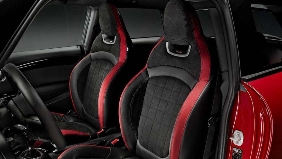 Já a cabine traz detalhes vermelhos nos bancos e no revestimento interno | <a href="https://quatrorodas.abril.com.br/noticias/saloes/detroit-2015/vazam-imagens-novo-mini-john-cooper-works-820017.shtml" rel="migration">Leia mais</a>