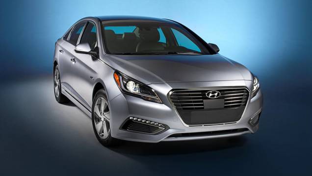 Nesta segunda-feira, a Hyundai apresentou o Sonata Plug-in Hybrid no Salão de Detroit | <a href="https://quatrorodas.abril.com.br/noticias/saloes/detroit-2015/hyundai-divulga-sonata-plug-in-hybrid-2015-825080.shtml" rel="migration">Leia mais</a>