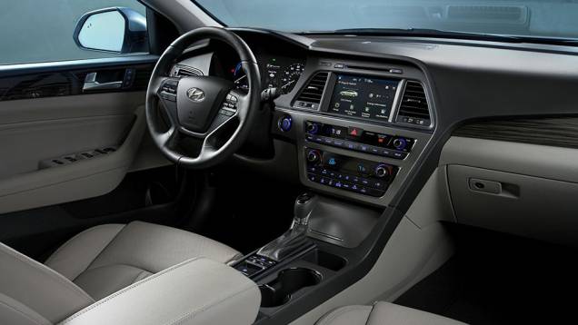 De acordo com a Hyundai, as primeiras unidades do Sonata Hybrid 2015 estarão diponíveis para venda em alguns estados do mercado norte-americano | <a href="https://quatrorodas.abril.com.br/noticias/saloes/detroit-2015/hyundai-divulga-sonata-plug-in-hybrid-20" rel="migration"></a>