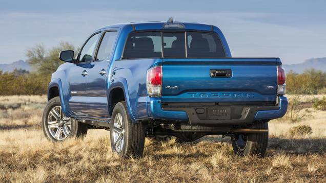 Duas opções de motorização serão oferecidas na Tacoma 2016: 2.7 de quatro cilindros e 3.5 V6 (ciclo de Atkinson) | <a href="https://quatrorodas.abril.com.br/noticias/saloes/detroit-2015/toyota-desvenda-tacoma-2016-825020.shtml" rel="migration">Leia mais</a> Duas opções de motorização serão oferecidas na Tacoma 2016: 2.7 de quatro cilindros e 3.5 V6 (ciclo de Atkinson) | <a href="https://quatrorodas.abril.com.br/noticias/saloes/detroit-2015/toyota-desvenda-tacoma-2016-825020.shtml" rel="migration">Leia mais</a>
