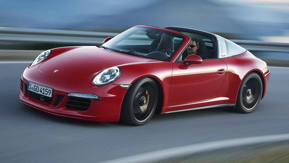 De acordo com a montadora, trata-se de uma versão criada especialmente para celebrar os 50 anos de produção do primeiro 911 Targa | <a href="https://quatrorodas.abril.com.br/noticias/saloes/detroit-2015/porsche-911-targa-4-gts-revelado-824800.shtml" rel="migration">Leia mai</a>