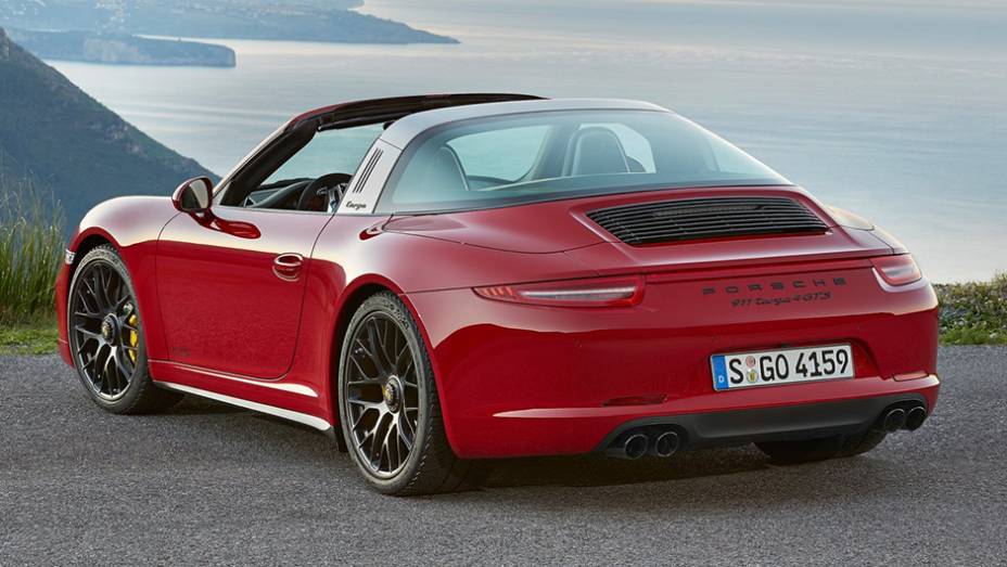 O 911 Targa 4 GTS tem para-choque dianteiro com desenho mais esportivo, para-lamas traseiros mais robustos, faróis bi-xenônio escurecidos, espelhos retrovisores com formato aerodinâmico e sistema de exaustão esportivo | <a href="https://quatrorodas.abril.co" rel="migration"></a>