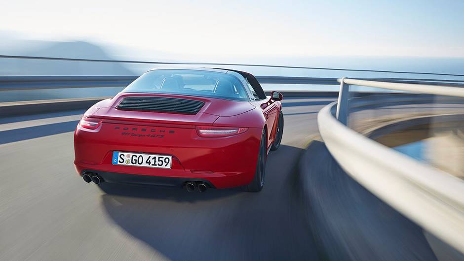 Quanto &agrave; motoriza&ccedil;&atilde;o do modelo, a Porsche o equipa com bloco 3.8 de seis cilindros, oferecendo 424 cavalos de pot&ecirc;ncia e 44,87 mkgf de torque | <a href="https://quatrorodas.abril.com.br/noticias/saloes/detroit-2015/porsche-911-targa-4-gts-revelado-824800.sh" rel="migration"></a>