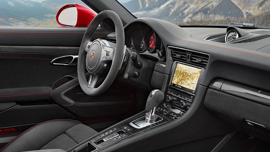 Por dentro, o revestimento &eacute; de couro Alcantara, e os bancos esportivos s&atilde;o ajust&aacute;veis de quatro modos | <a href="https://quatrorodas.abril.com.br/noticias/saloes/detroit-2015/porsche-911-targa-4-gts-revelado-824800.shtml" rel="migration">Leia mais</a>