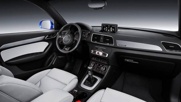 Por dentro, foram acrescentados mais detalhes cromados | <a href="https://quatrorodas.abril.com.br/noticias/saloes/detroit-2015/audi-promove-facelift-q3-825580.shtml" rel="migration">Leia mais</a> Por dentro, foram acrescentados mais detalhes cromados | <a href="https://quatrorodas.abril.com.br/noticias/saloes/detroit-2015/audi-promove-facelift-q3-825580.shtml" rel="migration">Leia mais</a>