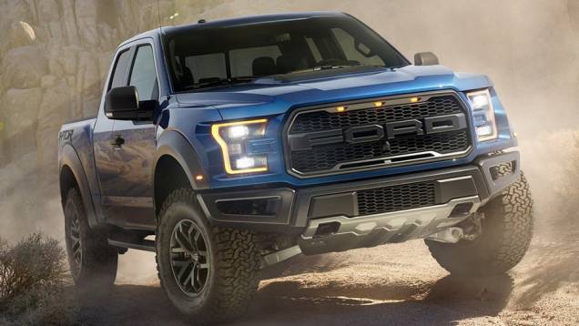 As picapes também têm vez no Salão de Detroit, e, nesta segunda-feira, a Ford mostrou a nova F-150 Raptor | <a href="https://quatrorodas.abril.com.br/noticias/saloes/detroit-2015/ford-revela-picape-f-150-raptor-2017-825040.shtml" rel="migration">Leia mais</a>