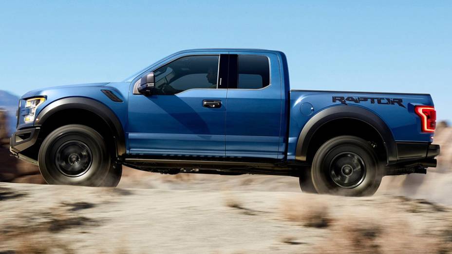 A F-150 Raptor 2017, chega com motor EcoBoost V6, porém a montadora não divulgou os detalhes quanto a potência | <a href="https://quatrorodas.abril.com.br/noticias/saloes/detroit-2015/ford-revela-picape-f-150-raptor-2017-825040.shtml" rel="migration">Leia mais</a>