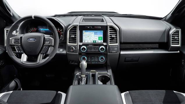 De acordo com a Ford, a picape F-150 Raptor, cujos preços não foram definidos, deve chegar ao mercado apenas em 2016 | <a href="https://quatrorodas.abril.com.br/noticias/saloes/detroit-2015/ford-revela-picape-f-150-raptor-2017-825040.shtml" rel="migration">Leia mais</a> De acordo com a Ford, a picape F-150 Raptor, cujos preços não foram definidos, deve chegar ao mercado apenas em 2016 | <a href="https://quatrorodas.abril.com.br/noticias/saloes/detroit-2015/ford-revela-picape-f-150-raptor-2017-825040.shtml" rel="migration">Leia mais</a>