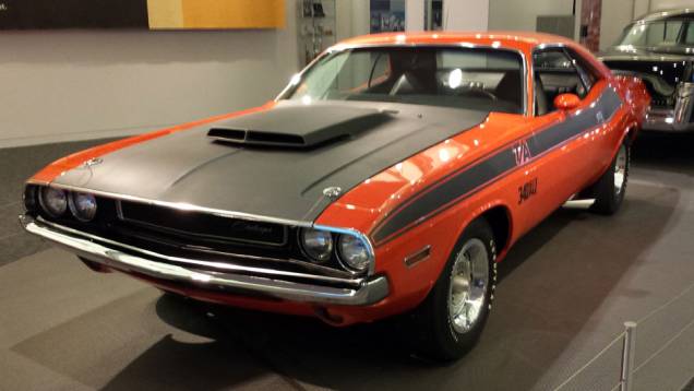 Não faltam muscle-cars no espaço, como o Dodge Challenger T/A, lançado em 1969 com um motor HEMI V8 de 350 cv