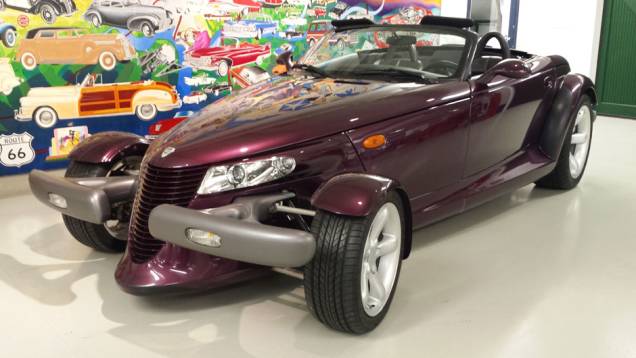 A sensação do espaço é o Plymouth Prowler, exótico esportivo fabricado entre 1997 e 2001 com inspiração nos hot-rods