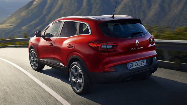 O Kadjar tem 4,45 metros de comprimento, 1,60m de altura e 1,84m de largura. A capacidade do porta-malas é um pouco superior à do Qashqai, com 472 litros | <a href="https://quatrorodas.abril.com.br/noticias/saloes/genebra-2015/renault-kadjar-revelado-83100" rel="migration"></a> O Kadjar tem 4,45 metros de comprimento, 1,60m de altura e 1,84m de largura. A capacidade do porta-malas é um pouco superior à do Qashqai, com 472 litros | <a href="https://quatrorodas.abril.com.br/noticias/saloes/genebra-2015/renault-kadjar-revelado-83100" rel="migration"></a>