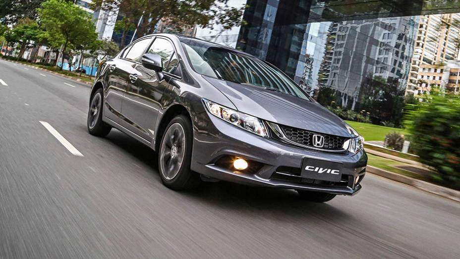 A versão LXS tem motor 1.8 flex, enquanto a LXR e a EXR são equipadas com bloco 2.0 flex | <a href="https://quatrorodas.abril.com.br/noticias/fabricantes/honda-lanca-linha-2016-civic-r-70-900-835240.shtml" rel="migration">Leia mais</a>