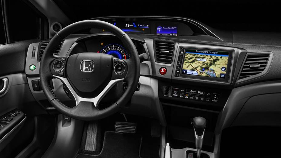 Destaque ainda para o sistema multimídia com tela escamoteável de sete polegadas e entrada HDMI | <a href="https://quatrorodas.abril.com.br/noticias/fabricantes/honda-lanca-linha-2016-civic-r-70-900-835240.shtml" rel="migration">Leia mais</a>