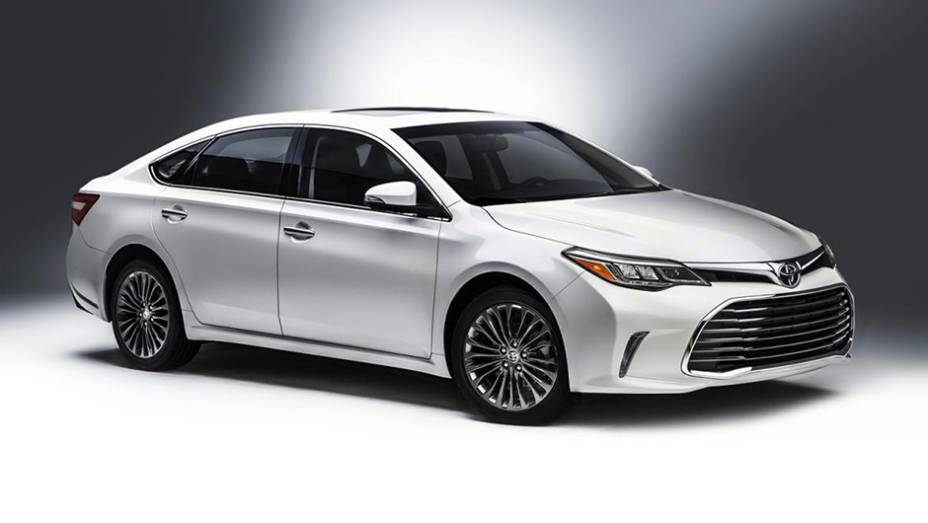 Um discreto facelift foi feito pela Toyota no Avalon | <a href="https://quatrorodas.abril.com.br/noticias/fabricantes/toyota-avalon-recebe-facelift-836220.shtml" rel="migration">Leia mais</a>