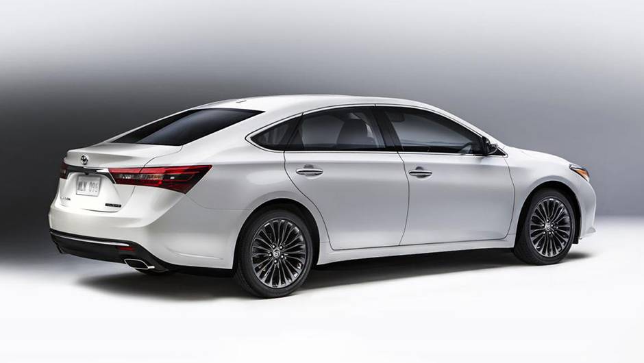 O sed&atilde; tem mais inser&ccedil;&otilde;es cromadas, lanternas de LED... | <a href="https://quatrorodas.abril.com.br/noticias/fabricantes/toyota-avalon-recebe-facelift-836220.shtml" rel="migration">Leia mais</a>