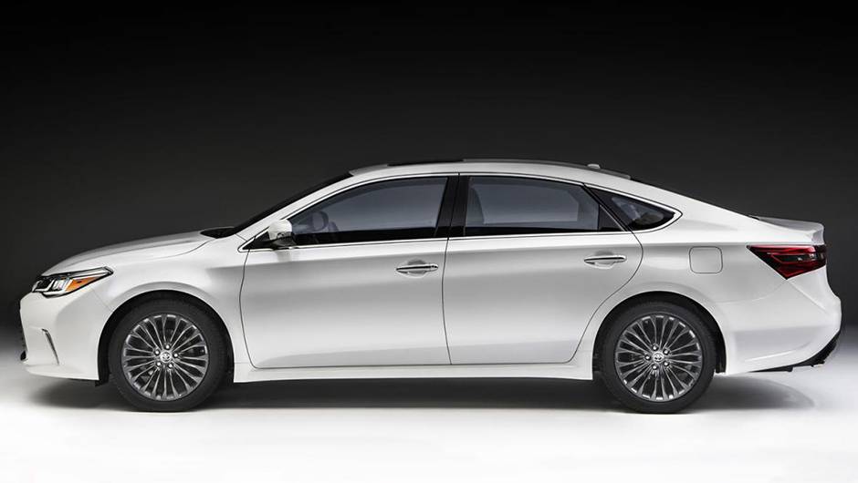 De modo geral, o modelo ostenta linhas mais esportivas | <a href="https://quatrorodas.abril.com.br/noticias/fabricantes/toyota-avalon-recebe-facelift-836220.shtml" rel="migration">Leia mais</a>