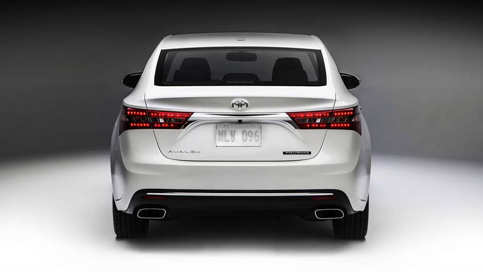 Nenhuma altera&ccedil;&atilde;o mec&acirc;nica foi divulgada pela montadora | <a href="https://quatrorodas.abril.com.br/noticias/fabricantes/toyota-avalon-recebe-facelift-836220.shtml" rel="migration">Leia mais</a>