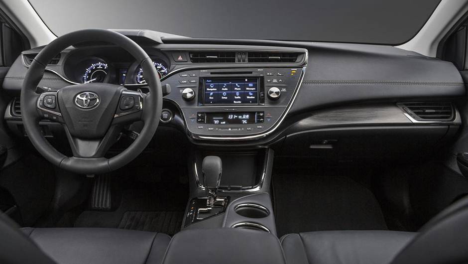 Por dentro, a vers&atilde;o XLE Premium ganhou o sistema multim&iacute;dia Entune Premium Audio com navegador integrado | <a href="https://quatrorodas.abril.com.br/noticias/fabricantes/toyota-avalon-recebe-facelift-836220.shtml" rel="migration">Leia mais</a>