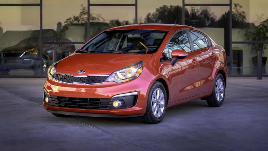 Tamb&eacute;m podem ser vistas grade frontal com contorno cromado e nova moldura para as luzes de neblina | <a href="https://quatrorodas.abril.com.br/noticias/fabricantes/kia-rio-rejuvenescido-mostrado-chicago-836142.shtml" rel="migration">Leia mais</a>