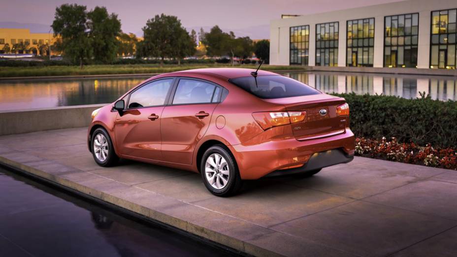 Tanto o sedã quanto o hatch estão disponíveis apenas com bloco 1.6 a gasolina | <a href="https://quatrorodas.abril.com.br/noticias/fabricantes/kia-rio-rejuvenescido-mostrado-chicago-836142.shtml" rel="migration">Leia mais</a>