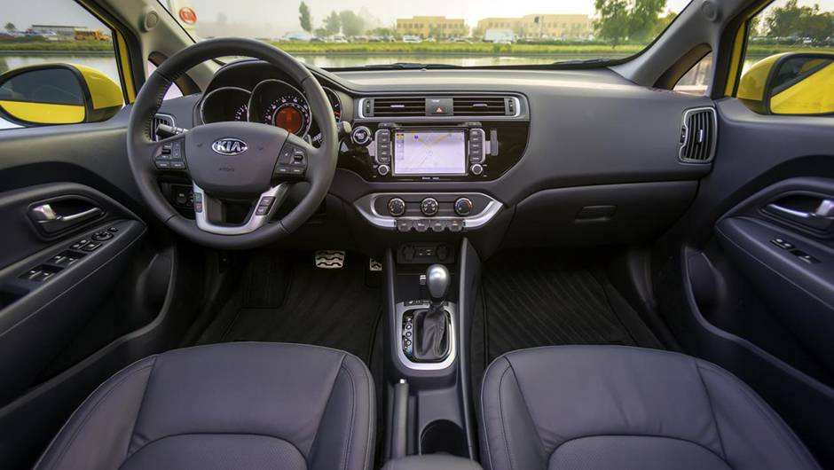 Na cabine, destaque para o acabamento Black Piano no sistema de &aacute;udio | <a href="https://quatrorodas.abril.com.br/noticias/fabricantes/kia-rio-rejuvenescido-mostrado-chicago-836142.shtml" rel="migration">Leia mais</a>