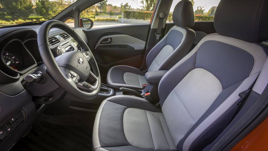 C&acirc;mbio manual &eacute; o padr&atilde;o para o sed&atilde;, e autom&aacute;tico, para o hatch | <a href="https://quatrorodas.abril.com.br/noticias/fabricantes/kia-rio-rejuvenescido-mostrado-chicago-836142.shtml" rel="migration">Leia mais</a>