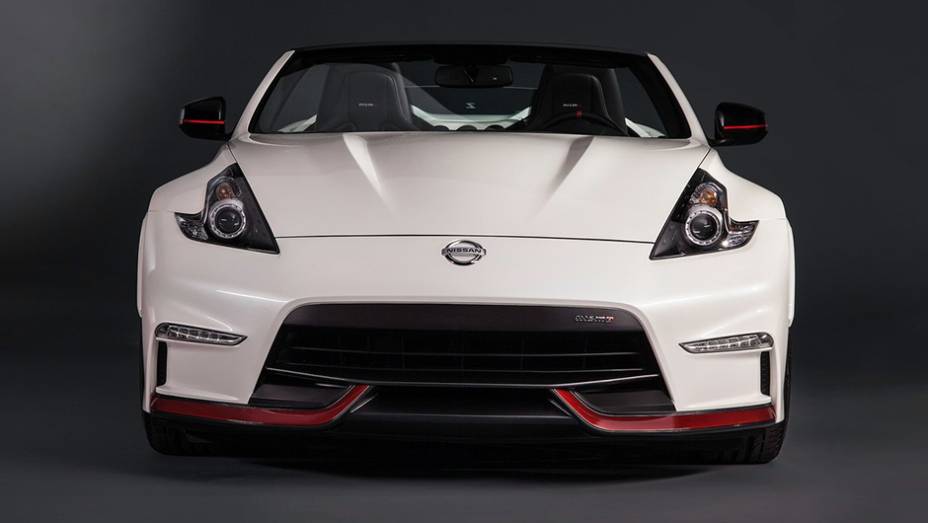 O motor que equipa o o 370Z Roadster NISMO concept é o mesmo das versões convencionais do esportivo | <a href="https://quatrorodas.abril.com.br/noticias/fabricantes/nissan-cria-versao-nismo-concept-370z-roadster-836560.shtml" rel="migration">Leia mais</a>