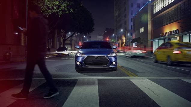 A grade frontal do modelo exibe linhas similares àquelas vistas em outros carros da marca depois da atualização visual | <a href="https://quatrorodas.abril.com.br/noticias/fabricantes/hyundai-veloster-ganha-edicao-rally-836420.shtml" rel="migration">Leia mais</a> A grade frontal do modelo exibe linhas similares àquelas vistas em outros carros da marca depois da atualização visual | <a href="https://quatrorodas.abril.com.br/noticias/fabricantes/hyundai-veloster-ganha-edicao-rally-836420.shtml" rel="migration">Leia mais</a>