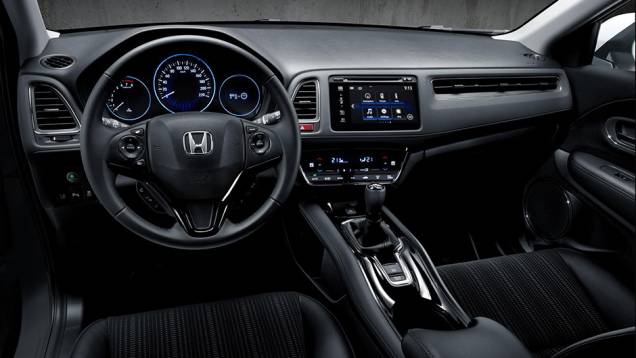 Por dentro, está presente um novo sistema multimídia com tela de sete polegadas | <a href="https://quatrorodas.abril.com.br/noticias/saloes/genebra-2015/honda-apresenta-versao-europeia-hr-v-837303.shtml" rel="migration">Leia mais</a> Por dentro, está presente um novo sistema multimídia com tela de sete polegadas | <a href="https://quatrorodas.abril.com.br/noticias/saloes/genebra-2015/honda-apresenta-versao-europeia-hr-v-837303.shtml" rel="migration">Leia mais</a>