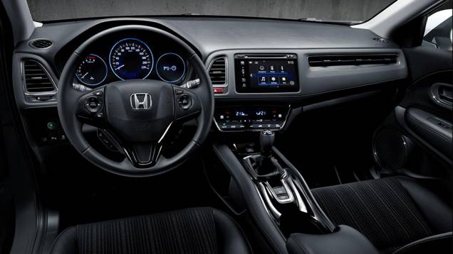 Por dentro, está presente um novo sistema multimídia com tela de sete polegadas | <a href="https://quatrorodas.abril.com.br/noticias/saloes/genebra-2015/honda-apresenta-versao-europeia-hr-v-837303.shtml" rel="migration">Leia mais</a>