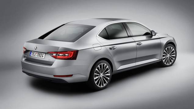Por padrão, o modelo terá câmbio manual, mas sete versões de motorização trarão como opcional a transmissão de dupla embreagem | <a href="https://quatrorodas.abril.com.br/noticias/saloes/genebra-2015/skoda-oficializa-superb-2015-837603.shtml" rel="migration">Leia mais</a> Por padrão, o modelo terá câmbio manual, mas sete versões de motorização trarão como opcional a transmissão de dupla embreagem | <a href="https://quatrorodas.abril.com.br/noticias/saloes/genebra-2015/skoda-oficializa-superb-2015-837603.shtml" rel="migration">Leia mais</a>