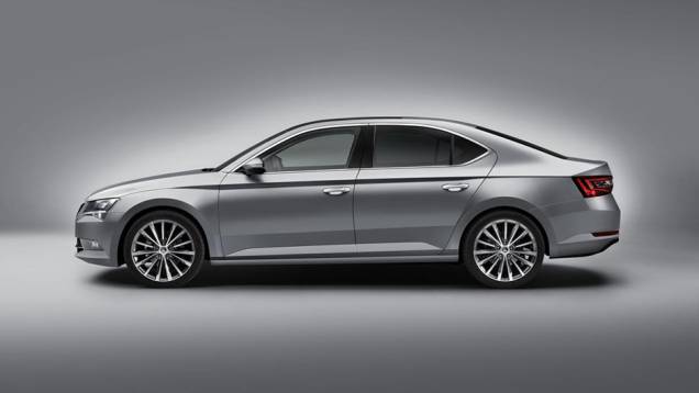 A montadora também destaca a inclusão de 29 itens para facilitar a rotina do motorista, seguindo o padrão "Simply Clever" | <a href="https://quatrorodas.abril.com.br/noticias/saloes/genebra-2015/skoda-oficializa-superb-2015-837603.shtml" rel="migration">Leia mais</a> A montadora também destaca a inclusão de 29 itens para facilitar a rotina do motorista, seguindo o padrão "Simply Clever" | <a href="https://quatrorodas.abril.com.br/noticias/saloes/genebra-2015/skoda-oficializa-superb-2015-837603.shtml" rel="migration">Leia mais</a>