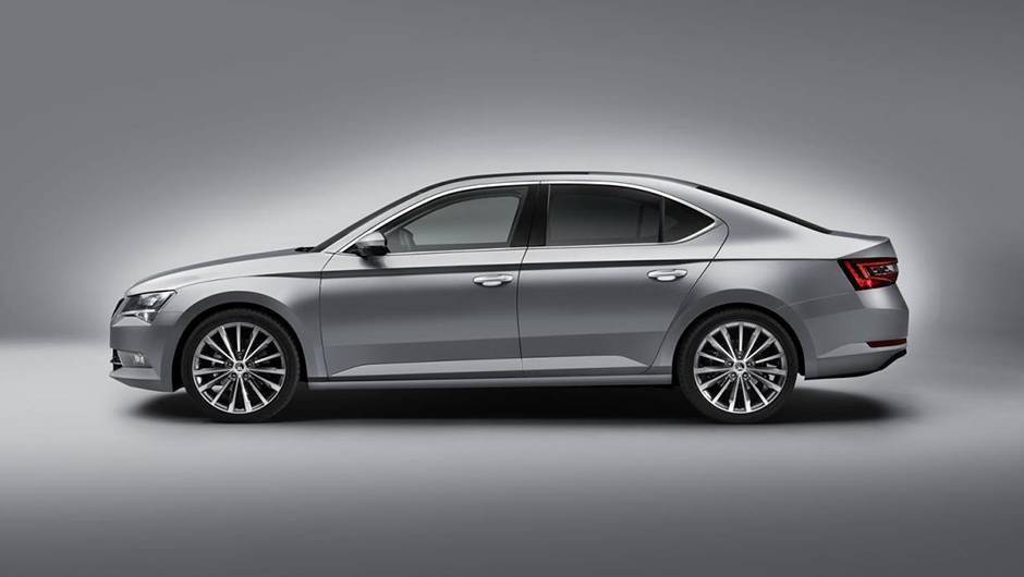 A montadora tamb&eacute;m destaca a inclus&atilde;o de 29 itens para facilitar a rotina do motorista, seguindo o padr&atilde;o "Simply Clever" | <a href="https://quatrorodas.abril.com.br/noticias/saloes/genebra-2015/skoda-oficializa-superb-2015-837603.shtml" rel="migration">Leia mais</a>