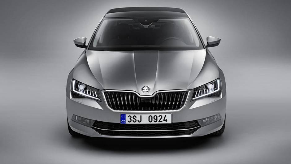 Entre os itens opcionais, destaque para os far&oacute;is bi-xen&ocirc;nio com luzes diurnas de LED integradas | <a href="https://quatrorodas.abril.com.br/noticias/saloes/genebra-2015/skoda-oficializa-superb-2015-837603.shtml" rel="migration">Leia mais</a>