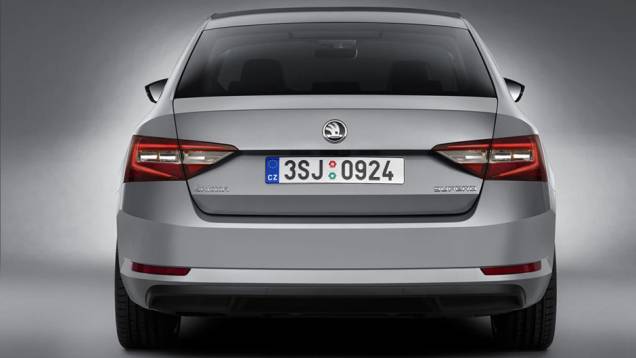 Além disso, o sedã trará diversos itens de segurança, como cruise control adaptativo e assistente de emergência, este último capaz de frear sozinho o veículo | <a href="https://quatrorodas.abril.com.br/noticias/saloes/genebra-2015/skoda-oficializa-superb-20" rel="migration"></a> Além disso, o sedã trará diversos itens de segurança, como cruise control adaptativo e assistente de emergência, este último capaz de frear sozinho o veículo | <a href="https://quatrorodas.abril.com.br/noticias/saloes/genebra-2015/skoda-oficializa-superb-20" rel="migration"></a>