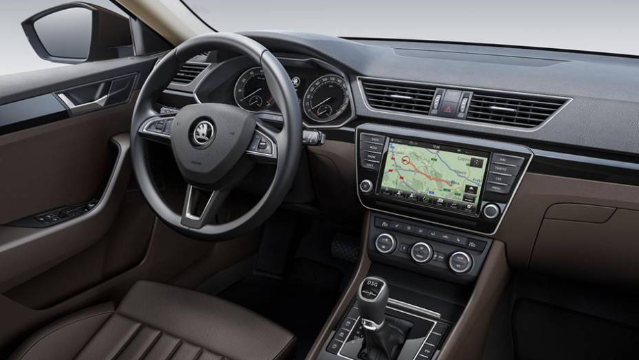 Quatro opções de sistema multimídia serão oferecidas, uma delas compatível com Apple CarPlay e Android Auto | <a href="https://quatrorodas.abril.com.br/noticias/saloes/genebra-2015/skoda-oficializa-superb-2015-837603.shtml" rel="migration">Leia mais</a>