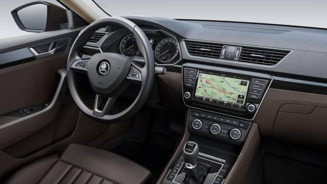 Quatro opções de sistema multimídia serão oferecidas, uma delas compatível com Apple CarPlay e Android Auto | <a href="https://quatrorodas.abril.com.br/noticias/saloes/genebra-2015/skoda-oficializa-superb-2015-837603.shtml" rel="migration">Leia mais</a> Quatro opções de sistema multimídia serão oferecidas, uma delas compatível com Apple CarPlay e Android Auto | <a href="https://quatrorodas.abril.com.br/noticias/saloes/genebra-2015/skoda-oficializa-superb-2015-837603.shtml" rel="migration">Leia mais</a>