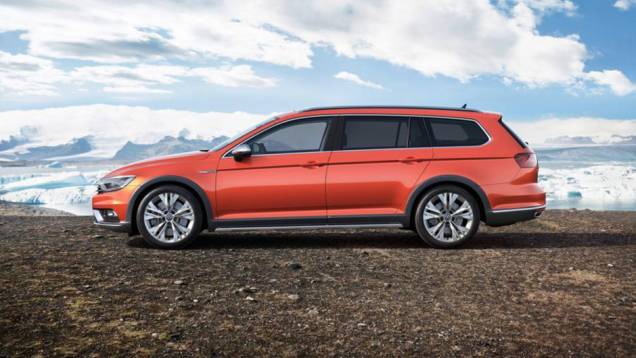 Visualmente, o Passat Alltrack ganha o tratamento comum a diversos veículos com proposta off-road similar, incluindo a inserção de plástico rígido nas soleiras e nos para-lamas | <a href="https://quatrorodas.abril.com.br/noticias/saloes/genebra-2015/volkswa" rel="migration"></a> Visualmente, o Passat Alltrack ganha o tratamento comum a diversos veículos com proposta off-road similar, incluindo a inserção de plástico rígido nas soleiras e nos para-lamas | <a href="https://quatrorodas.abril.com.br/noticias/saloes/genebra-2015/volkswa" rel="migration"></a>