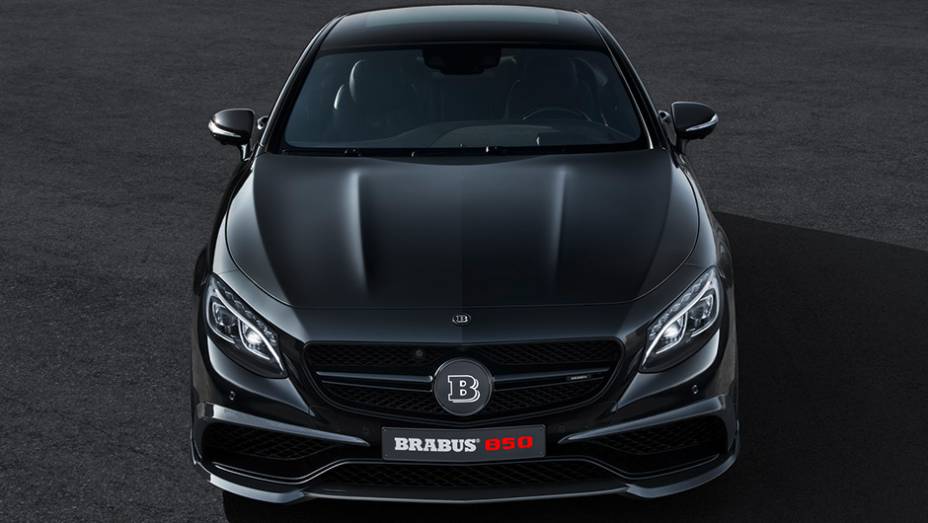 Em termos de performance, o Brabus 850 vai de 0 a 100 km/h em 3,5 segundos, batendo a velocidade máxima de 350 km/h | <a href="https://quatrorodas.abril.com.br/noticias/saloes/genebra-2015/brabus-850-biturbo-coupe-revelado-839522.shtml" rel="migration">Leia mais</a>