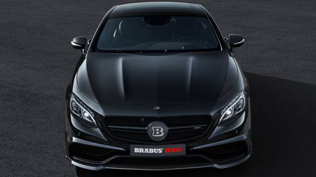 Em termos de performance, o Brabus 850 vai de 0 a 100 km/h em 3,5 segundos, batendo a velocidade máxima de 350 km/h | <a href="https://quatrorodas.abril.com.br/noticias/saloes/genebra-2015/brabus-850-biturbo-coupe-revelado-839522.shtml" rel="migration">Leia mais</a>