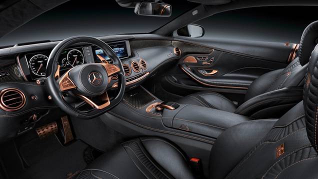 Por dentro, o revestimento dos bancos vem em couro Mastik | <a href="https://quatrorodas.abril.com.br/noticias/saloes/genebra-2015/brabus-850-biturbo-coupe-revelado-839522.shtml" rel="migration">Leia mais</a> Por dentro, o revestimento dos bancos vem em couro Mastik | <a href="https://quatrorodas.abril.com.br/noticias/saloes/genebra-2015/brabus-850-biturbo-coupe-revelado-839522.shtml" rel="migration">Leia mais</a>