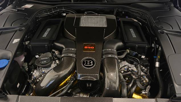 Mas as grandes modificações estão mesmo no motor, que teve sua capacidade ampliada e recebeu turbos com compressor maior | <a href="https://quatrorodas.abril.com.br/noticias/saloes/genebra-2015/brabus-850-biturbo-coupe-revelado-839522.shtml" rel="migration">Leia mais</a>