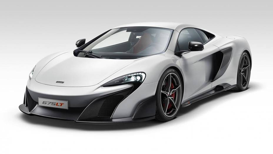 Mais leve e mais potente do que o 650S, o McLaren 675LT usa e abusa da fibra de carbono | <a href="http://quatrorodas.abril.com.br/noticias/saloes/genebra-2015/mclaren-apresenta-675lt-840821.shtml" rel="migration">Leia mais</a>