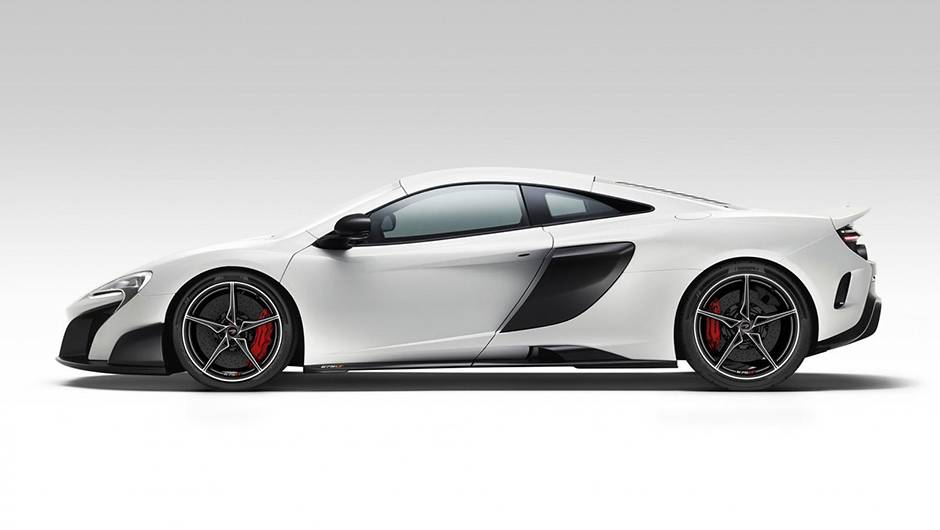 Assim, a redu&ccedil;&atilde;o de peso fica em 100 kg, de modo que o valor final fique em 1.230 kg | <a href="https://quatrorodas.abril.com.br/noticias/saloes/genebra-2015/mclaren-apresenta-675lt-840821.shtml" rel="migration">Leia mais</a>