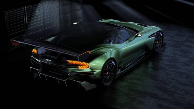 O bloco que equipa o competidor é o 7.0 V12 naturalmente aspirado, oferecendo mais de 800 cavalos de potência | <a href="https://quatrorodas.abril.com.br/noticias/saloes/genebra-2015/aston-martin-vulcan-revelado-840800.shtml" rel="migration">Leia mais</a> O bloco que equipa o competidor é o 7.0 V12 naturalmente aspirado, oferecendo mais de 800 cavalos de potência | <a href="https://quatrorodas.abril.com.br/noticias/saloes/genebra-2015/aston-martin-vulcan-revelado-840800.shtml" rel="migration">Leia mais</a>
