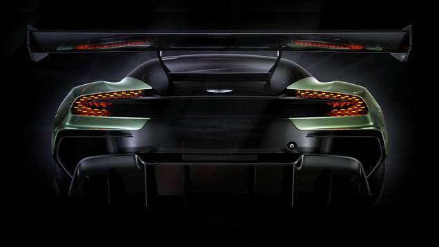 O Vulcan conta com enormes grade frontal e entradas de ar no capô, bem como um aerofólio traseiro de grandes dimensões | <a href="https://quatrorodas.abril.com.br/noticias/saloes/genebra-2015/aston-martin-vulcan-revelado-840800.shtml" rel="migration">Leia mais</a>