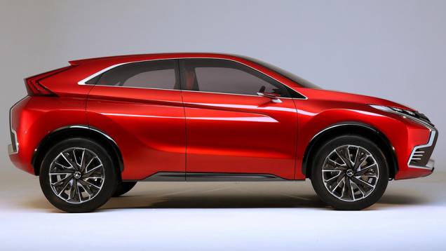 ... afinal, o modelo é uma evolução do XR-PHEV concept, apresentado originalmente no Salão de Tóquio de 2013 | <a href="https://quatrorodas.abril.com.br/noticias/saloes/genebra-2015/mitsubishi-mostra-concept-xr-phev-ii-840883.shtml" rel="migration">Leia mais</a>