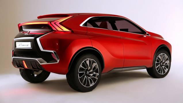 Discretas modificações visuais foram feitas no conceitual | <a href="https://quatrorodas.abril.com.br/noticias/saloes/genebra-2015/mitsubishi-mostra-concept-xr-phev-ii-840883.shtml" rel="migration">Leia mais</a>