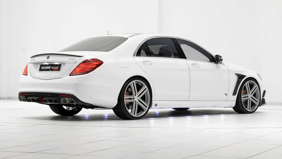 Como o nome sugere, o motor V12 entrega 900 cavalos de pot&ecirc;ncia | <a href="https://quatrorodas.abril.com.br/noticias/saloes/genebra-2015/brabus-exibe-classe-s-rocket-900-841942.shtml" rel="migration">Leia mais</a>