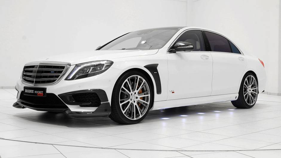 Na pr&aacute;tica, as modifica&ccedil;&otilde;es fazem com que a velocidade m&aacute;xima chegue a 350 km/h | <a href="https://quatrorodas.abril.com.br/noticias/saloes/genebra-2015/brabus-exibe-classe-s-rocket-900-841942.shtml" rel="migration">Leia mais</a>